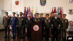 En esta foto distribuida por la oficina de prensa del Ministerio de Defensa venezolano, el ministro de Defensa, Vladimir Padrino, pronuncia un mensaje de apoyo al presidente Nicolás Maduro en Caracas, Venezuela, 24 de enero de 2019.