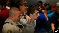 警方6月18日将桑德福德从川普集会上带走