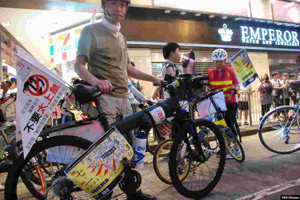 有單車隊參加71遊行，呼籲增加單車徑，發展綠色交通