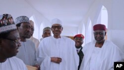 Le président nigérian Muhammadu Buhari (au centre) avec des membres du gouvernement à Abuja, au Nigeria, le 5 mai 2017. 