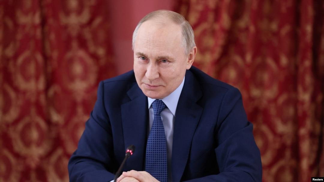 Presiden Rusia Vladimir Putin menghadiri pertemuan dengan para profesional budaya dari wilayah Tver di kompleks museum Hotel Pozharsky di kota Torzhok di Wilayah Tver, Rusia 27 Maret 2024. (Foto: via Reuters)