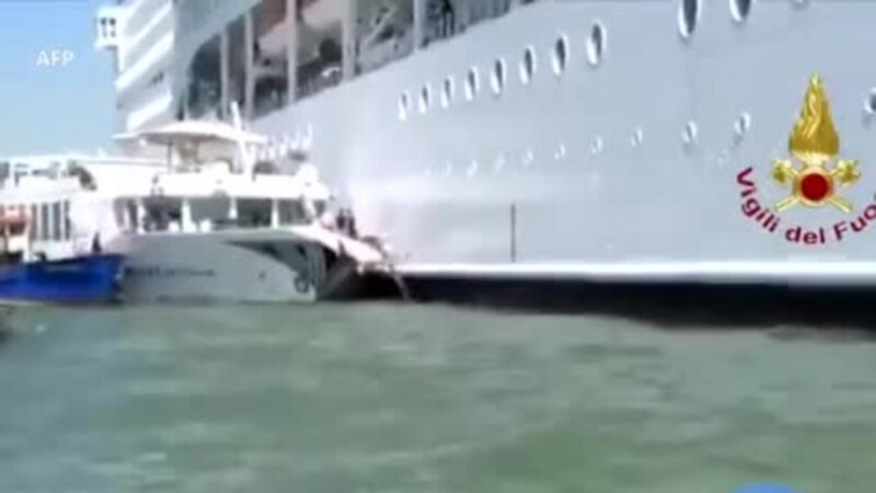 Un bateau de croisière perd le contrôle, heurte un bateau de tourisme