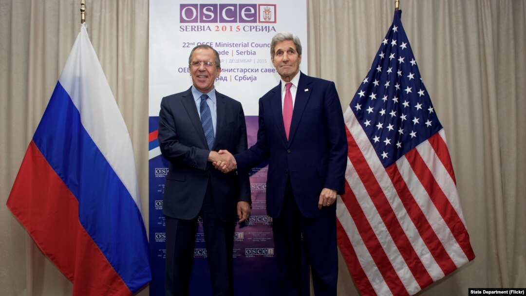 Menlu AS John Kerry (kanan) saat bertemu Menlu Rusia Sergey Lavrov di sela-sela KTT OSCE di Beograd, Serbia 3 Desember lalu (foto: dok).