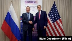 Menlu AS John Kerry (kanan) saat bertemu Menlu Rusia Sergey Lavrov di sela-sela KTT OSCE di Beograd, Serbia 3 Desember lalu (foto: dok).