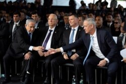 지난해 11월 시몬 페레스 전 이스라엘 대통령의 장례식에 만난 베냐민 네타냐후(왼쪽) 이스라엘 총리과 베니 간츠(오른쪽) 청백당 대표가 악수하고 있다.