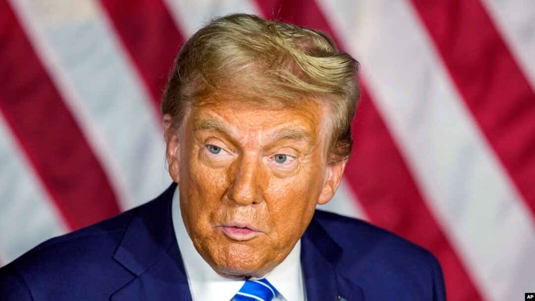 Calon presiden dari Partai Republik, mantan Presiden Donald Trump, berpidato di acara kampanye, 1 Oktober 2024, di Discovery World di Milwaukee. (Foto: Andy Manis/AP)