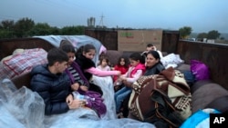 Этнические армяне из Нагорного Карабаха сидят в грузовике на пути в Корнидзор в Сюникской области Армении, 25 сентября 2023 г.