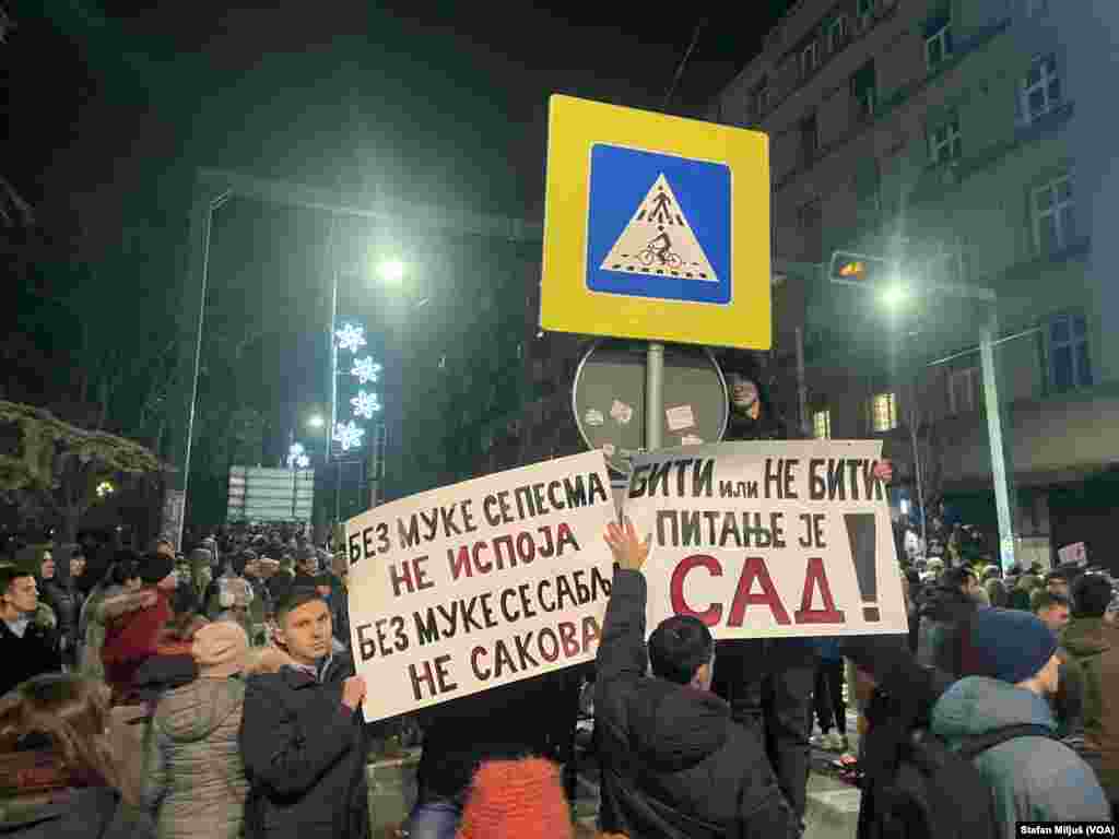 Na beogradskom Trgu Slavija u nedelju 22. decembra održan je veliki antivladin protest studenata i građana koji traže odgovornost za pad nadstrešnice železničke stanice u Novom Sadu 1. novembra i pogibije petnaestoro ljudi (Foto: VOA/Stefan Miljuš)