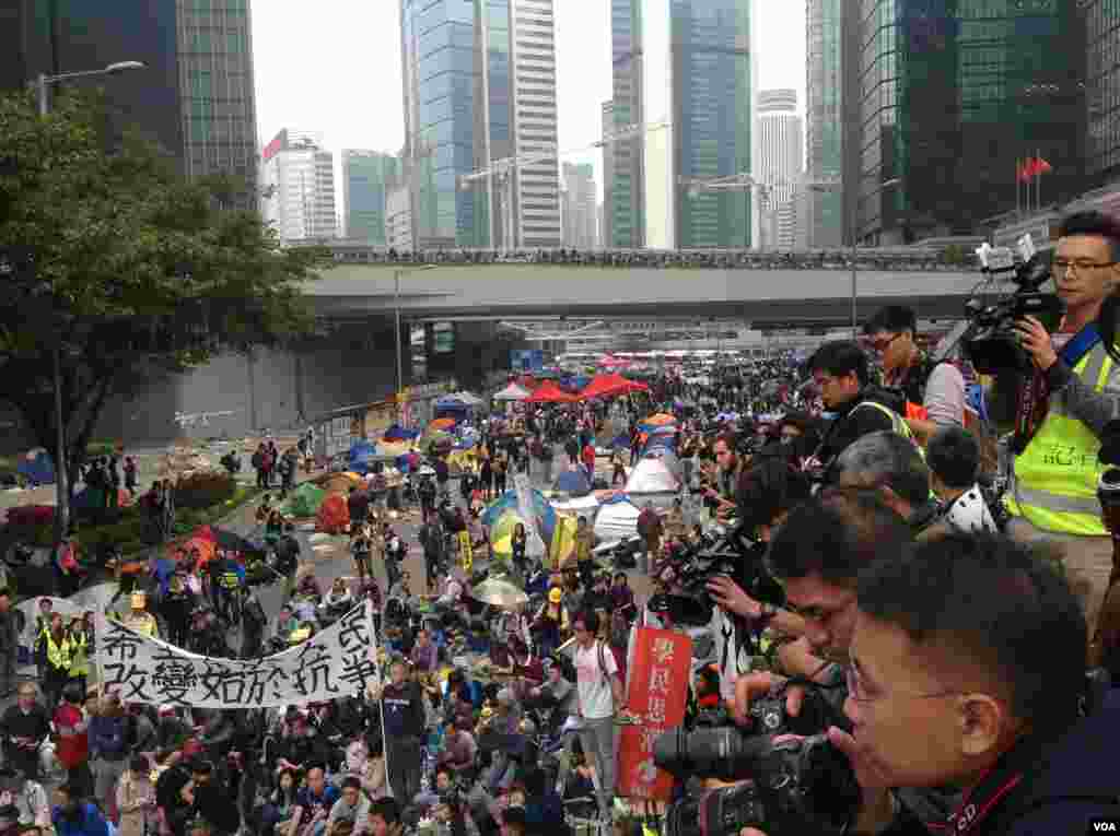 香港警方12月11日全面清场金钟占领区（美国之音海彦拍摄）