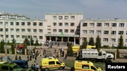 Vista de la escuela donde se produjo el tiroteo la mañana del martes 11 de mayo en Kazan, Rusia.