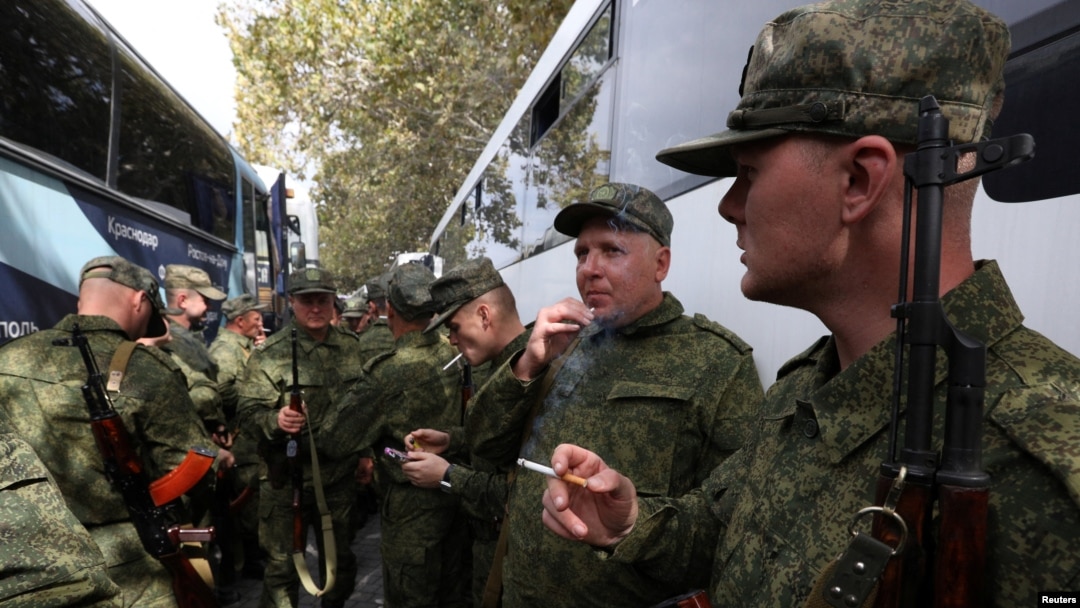 Резервисты, призванные во время частичной мобилизации отправляются на военные базы в Севастополе, Крым, 27 сентября 2022 года