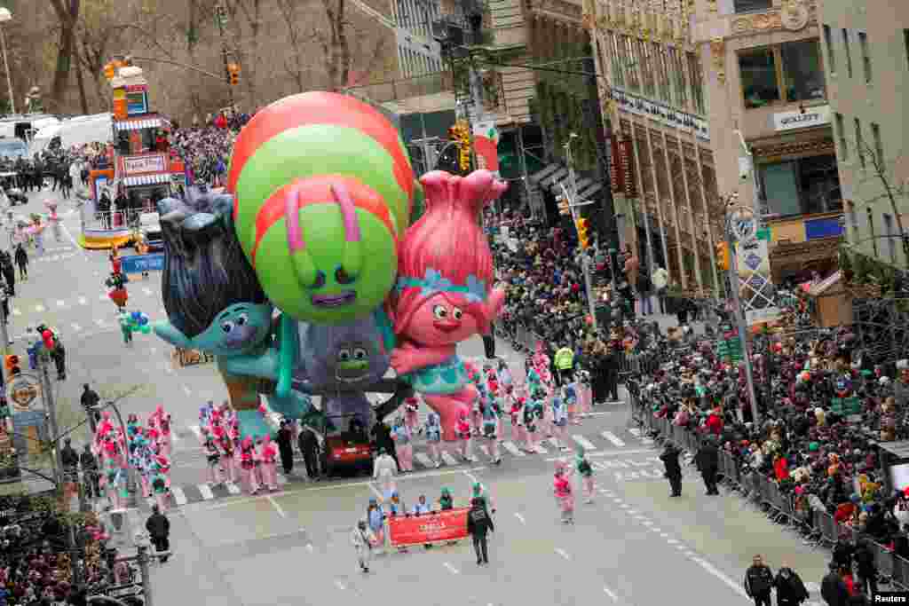 El globo Trolls se transporta durante el 93&ordm; Desfile del Día de Acción de Gracias de Macy&#39;s en Manhattan.