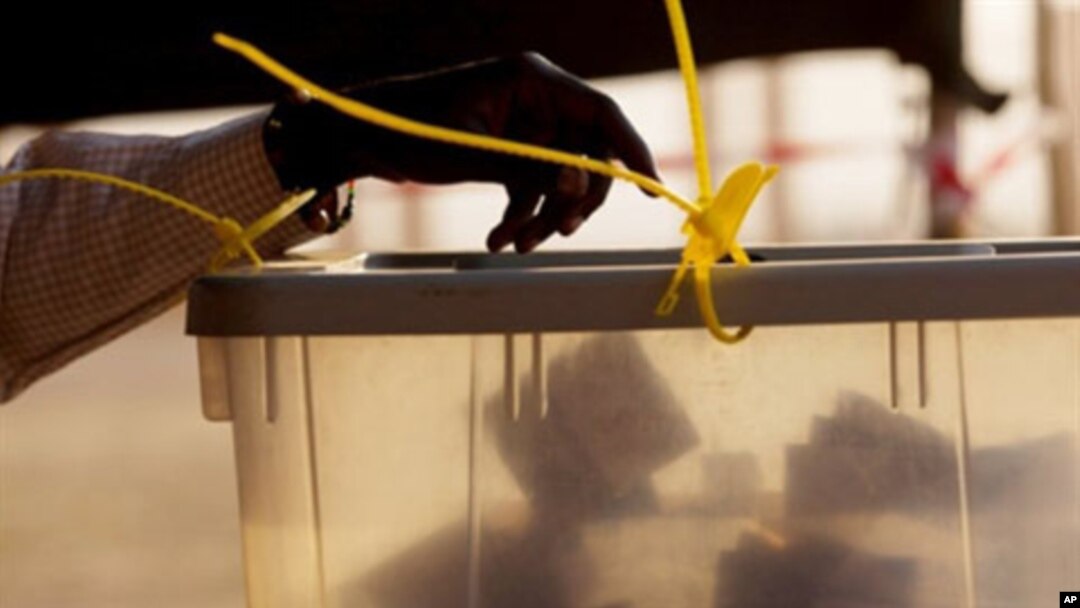 A southern Sudanese voter cast his vote in an almost empty voting station in Juba during the last day of a week long referendum, 15 Jan 2011