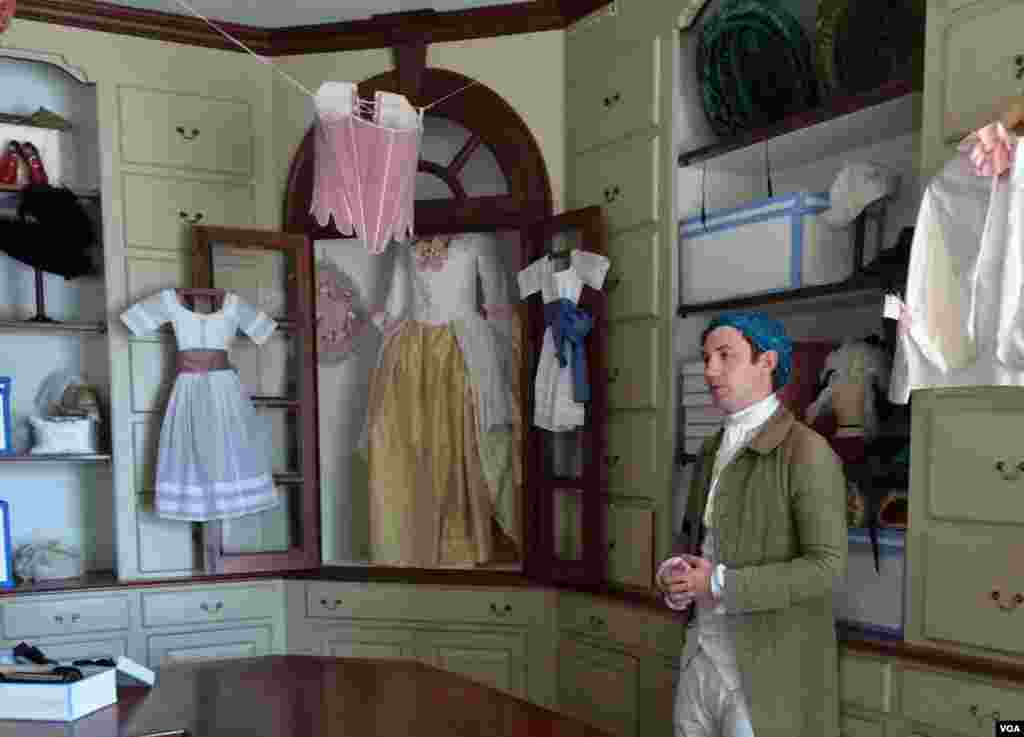 Toko Millinery di Colonial Williamsburg menawarkan pakaian dan aksesori dari era kolonial.