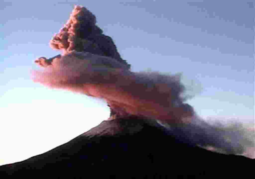 En esta foto difundida por la Centro Nacional de Prevención de Desastres de México (CENAPRED), se eleva una columna de humo y vapor del volcán Popocatépetl en Altzomoni Tlamacas, México, sábado, 1 de diciembre 2007. El volcán Popocatépetl explotó seis vec