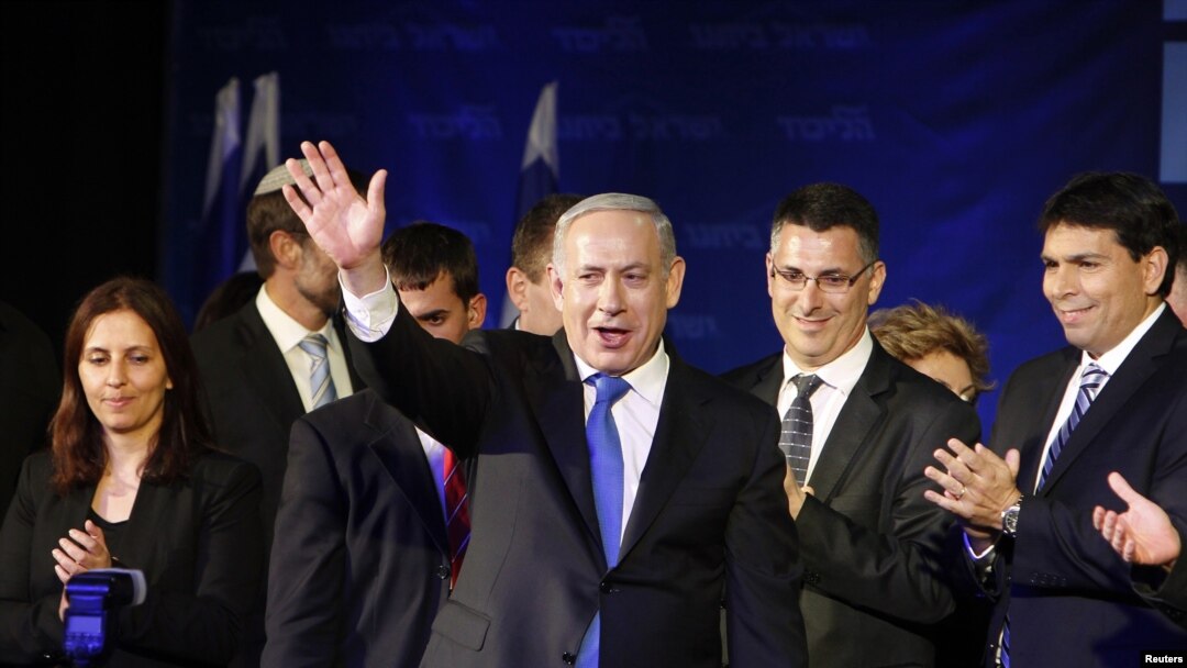 PM Israel Benyamin Netanyahu melambaikan tangan ke para pendukungnya di kantor pusat partai Likud di Tel Aviv (Foto: dok). Partai Likud akan mengumumkan pemerinahan koalisi untuk Israel, Kamis (14/3).