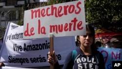 Archivo - Activistas protestan en los exteriores de la Corte Constitucional para exigir el fin de los llamados "mecheros de la muerte" en la Amazonía, en la conmemoración del Día Mundial del Medioambiente en Quito, Ecuador, el 5 de junio de 2024. 