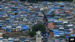 Des bidonvilles dans la ville indienne de Mumbai, le 13 juin 2017. 