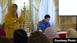 Staf Ahli Menteri Luar Negeri, Niniek Kun Naryatie (kiri) ketika memberikan penjelasan mengenai peluncuran KMILN di depan masyarakat Indonesia di KBRI Washington DC Sabtu (9/9) malam. (Foto: Facebook KBRI Washington DC). 