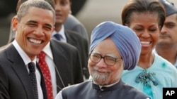 U.S. President Barack Obama, left, is greeted by Indian Prime Minister Manmohan Singh, second left, as first lady Michelle Obama is received by Singh's wife Gursharan Kaur, right, in New Delhi, India, 07 Nov 2010