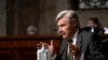 Senator Sheldon Whitehouse berbicara dalam sebuah rapat Komite Kehakiman Senat AS di Gedung Capitol, Washington, pada 5 Agustus 2020. (Foto: The New York Times via AP/Erin Schaff)