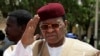 Le 27 mars 2009, le président du Niger, Mamadou Tandja, à l'aéroport Diori Hamani de Niamey.