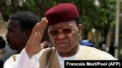 Le 27 mars 2009, le président du Niger, Mamadou Tandja, à l'aéroport Diori Hamani de Niamey.