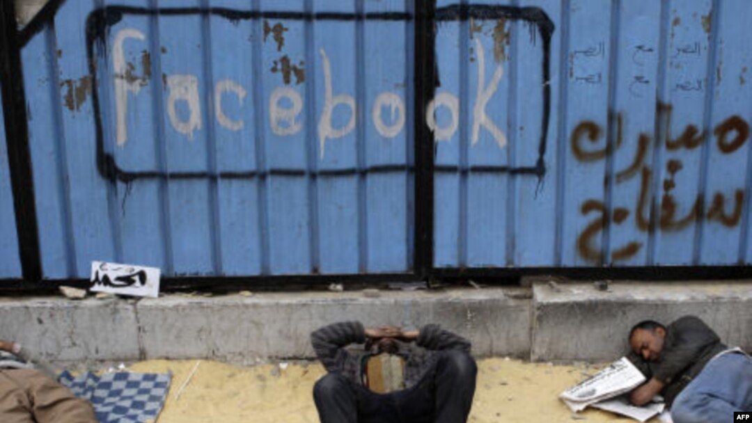 Misr va Tunisdagi voqealar bunga yaqqol misol. Internetda ommabop Google, Facebook va Twitter siyosiy jarayonlarda muhim rol o'ynamoqda.