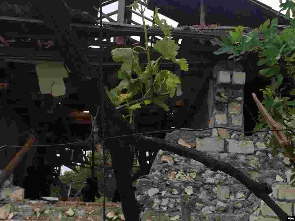 Artileriya atəşi ilə dağıdılmış ev