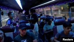 Migrantes esperam para viajar para a fronteira dos EUA no centro de acolhimento de migrantes, em Lajas Blancas