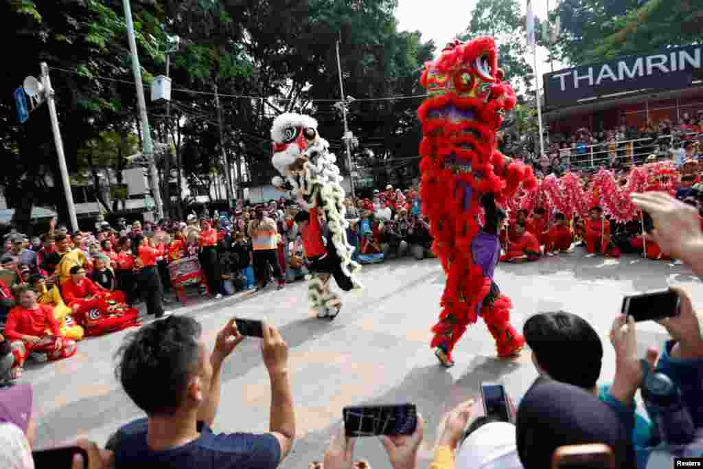 انڈونیشیا کے دارالحکومت جکارتہ میں بھی بڑے پیمانے پر نئے قمری سال کے آغاز پر متعدد طریقوں سے تقریبات منائی جاتی ہیں۔&nbsp;