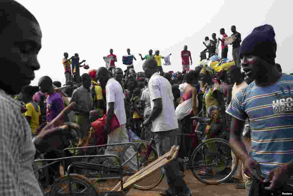 Warga menjual pakaian di kamp pengungsi di bandar udara internasional Mpoko di Bangui, Republik Afrika Tengah (26/2).