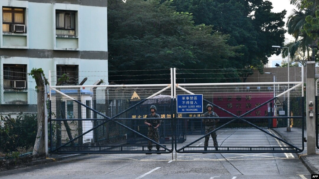Tentara Pembebasan Rakyat China (PLA) berjaga di luar Barak Osborn di Kowloon Tong di Hong Kong, 16 November 2019. (Foto: AFP)