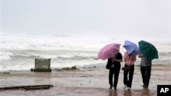 Cư dân đi bộ trên bãi biển tại thành phố Đà Nẵng ngày 10/11/2013. Haiyan đổ bộ vào Việt Nam ngày 12/11 như một trận bão nhiệt đới sau khi gây thiệt hại nặng nề cho Philippines.