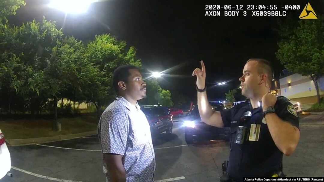 Umuporisi Garrett Rolfe ariko asuzuma umugabo w'umwirabure Rayshard Brooks ko yoba yatwara imodokari yaborewe. Atlanta, Georgia