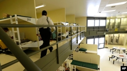 이민자 구금 시설 내부 사진