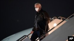 Le président Joe Biden descend les marches d'Air Force One après son arrivée à l'aéroport régional de Hagerstown en route vers Camp David, le vendredi 12 février 2021, à Hagerstown, Maryland. 