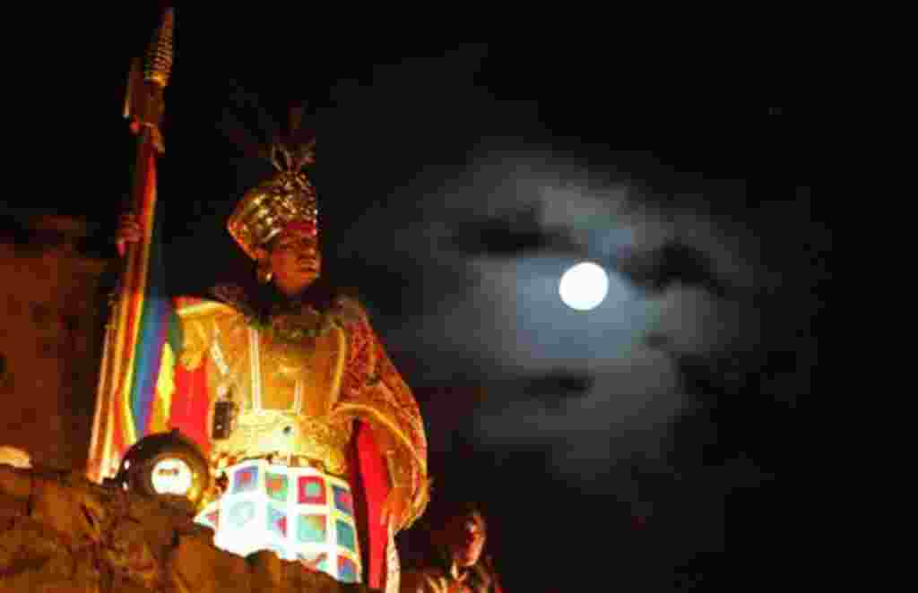 Un hombre vestido como de inca durante la ceremonia de reapertura de la ciudadela inca de Machu Picchu en el templo de Koricancha en Cuzco, Perú.