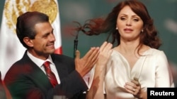 Durante su matrimonio con la fallecida Mónica Petrelini, Peña Nieto tuvo dos hijos producto de sus aventuras.