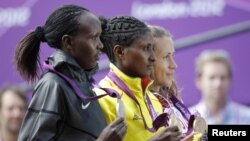 Mshindi wa marathon Tiki Gelana wa Ethiopia akiwa na Priscah Jeptoo wa kenya aliyeshinda medali ya fedha na Tatyana Petrova Arkhipova wa Russia aliyepata shaba. 