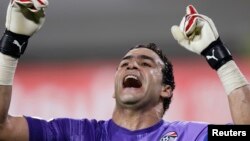 L'Égyptien et gardien de but Essam El-Hadary fête sa victoire contre le Cameroun à Benguela, le 25 janvier 2010.