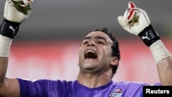 L'Égyptien et gardien de but Essam El-Hadary fête sa victoire contre le Cameroun à Benguela, le 25 janvier 2010.