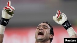 Essam El-Hadary fête sa victoire contre le Cameroun à Benguela, le 25 janvier 2010.