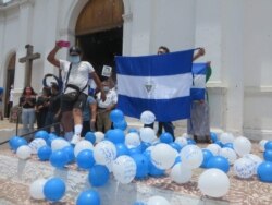 Familiares de manifestantes protestan frente a la iglesia de San Miguel en Masaya, Nicaragua, el 20 de abril de 2021. Foto cortesía de Noel Miranda.