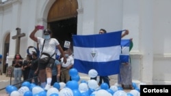 Familiares de manifestantes protestan frente a la iglesia de San Miguel en Masaya, Nicaragua, el 20 de abril de 2021. [Foto cortesía de Noel Miranda]