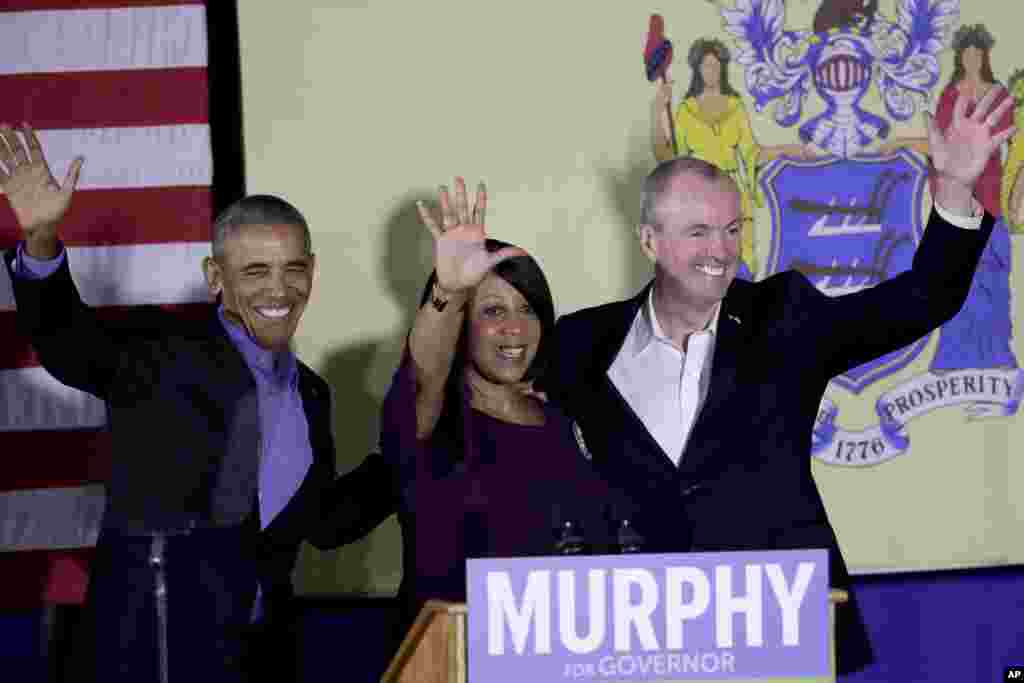 L&#39;ancien président Barack Obama, à gauche, s&rsquo;affiche avec la candidate démocrate Sheila Oliver, gouverneur du New Jersey, et le candidat au poste de gouverneur, Phil Murphy, à Newark, NJ, 19 octobre 2017.