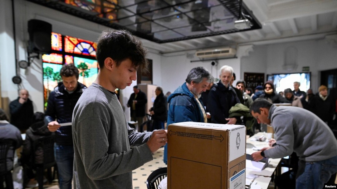 Simón Ribinstein, de 17 años, vota por primera vez en su vida en la primaria presidencial de Argentina el 13 de agosto de 2023.