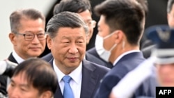 ប្រធានាធិបតីចិន លោក Xi Jinping មកដល់អាកាសយានដ្ឋានអន្តរជាតិ San Francisco ដើម្បីចូលរួមកិច្ចប្រជុំ​កំពូលនៃកិច្ចសហប្រតិបត្តិការសេដ្ឋកិច្ចអាស៊ីប៉ាស៊ីហ្វិក (APEC) នៅទីក្រុង San Francisco រដ្ឋ California នៅថ្ងៃទី១៤ ខែវិច្ឆិកា ឆ្នាំ២០២៣។