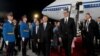 Fotografía publicada por la presidencia de Serbia el 7 de mayo de 2024 muestra al presidente serbio Aleksandar Vucic (centro derecha) y al presidente chino Xi Jinping (centro derecha) durante una ceremonia de bienvenida en el aeropuerto de Belgrado.
