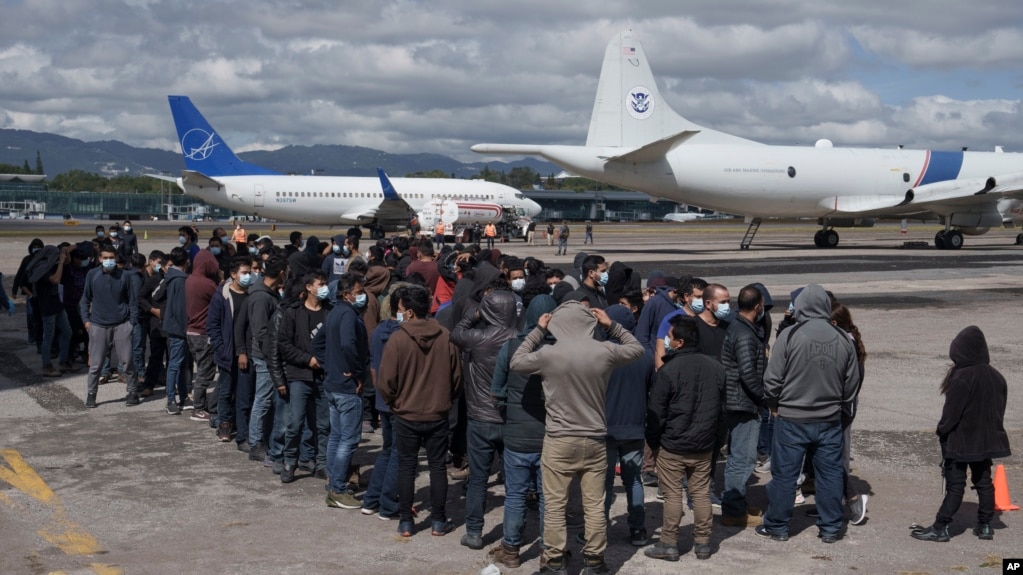 Migrantes irregulares guatemaltecos son repatriados desde Harlingen, Texas, el 8 de diciembre de 2021. El programa que comenzó el lunes tiene como objetivo que estos migrantes puedan solicitar una vía legal para entrar a EEUU.